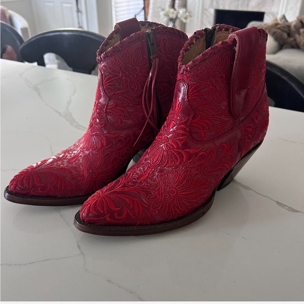 Red leather embroidered western cowgirl boots!!